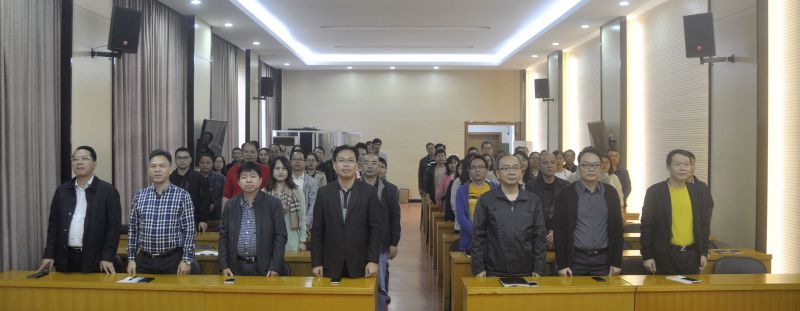 001在威武雄壮的国歌声中，全体党员职工起立致敬.jpg