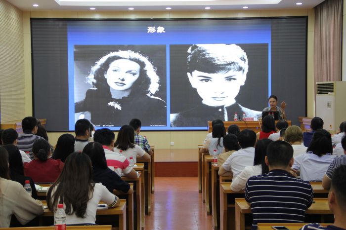 03沙小丹为学员们授课.jpg