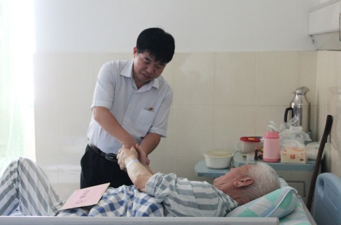 张建堂与岑廷义握手表示感谢.jpg