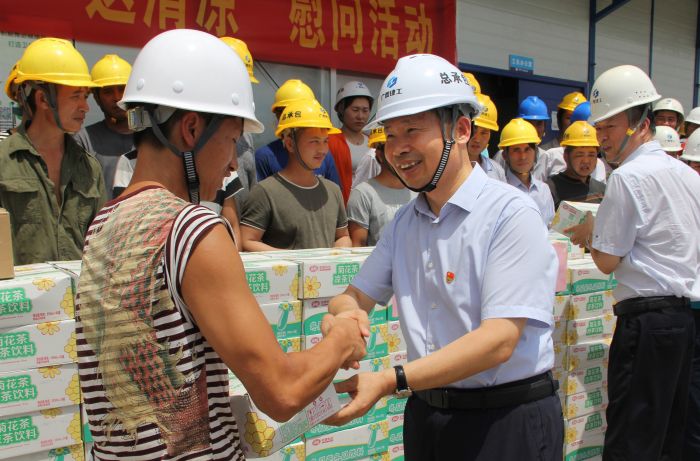 侯立林将慰问品送到项目人员手中.jpg
