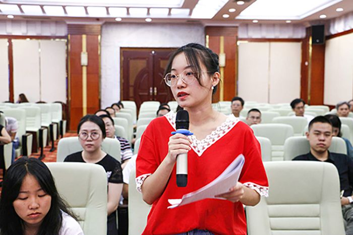 图6：工人日报记者.jpg