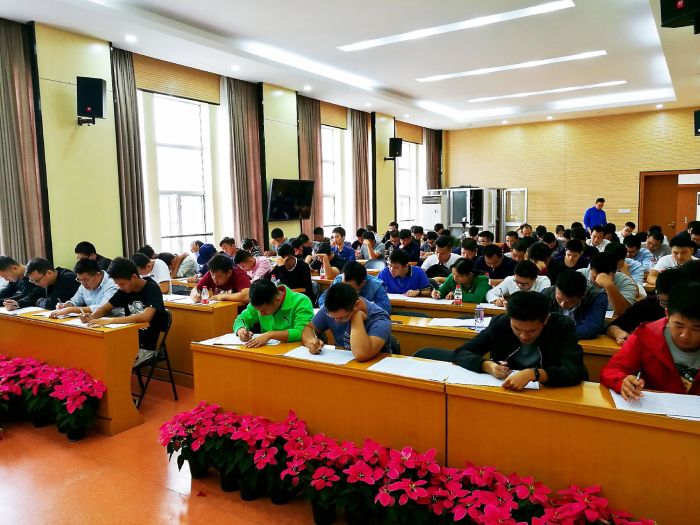 考试现场（银燕摄）.jpg