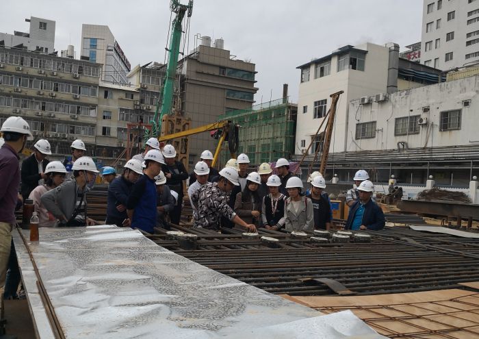 参观学习地下连续墙的施工过程.jpg