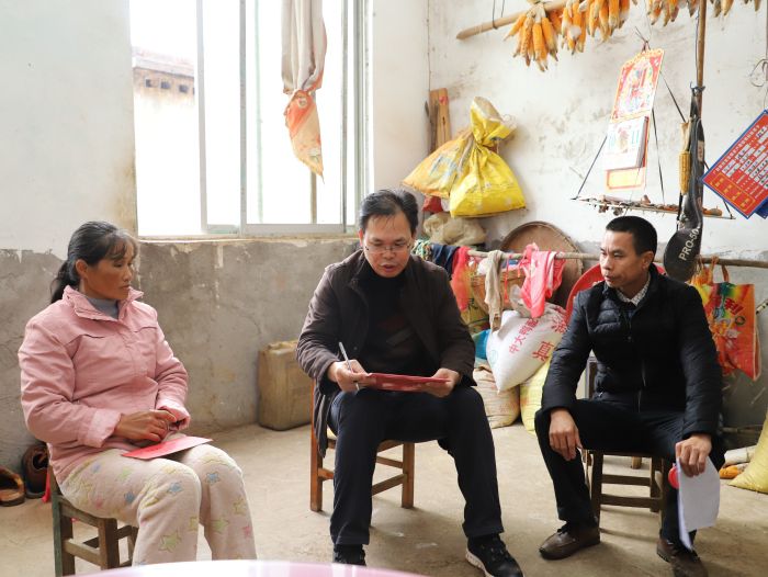 陈祖训与王才料的爱人进行交谈，并补充完善帮扶手册。.jpg
