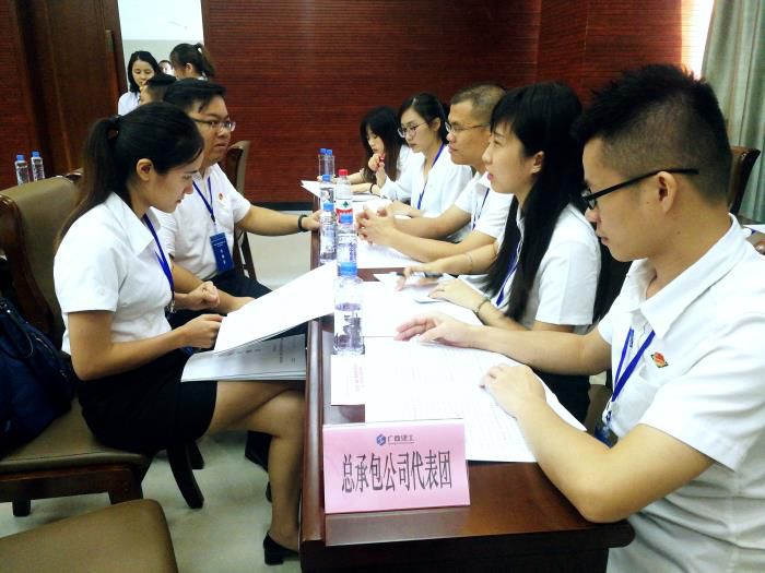 2.2公司代表团讨论领导讲话和大会工作报告（谢微旋摄）700.jpg