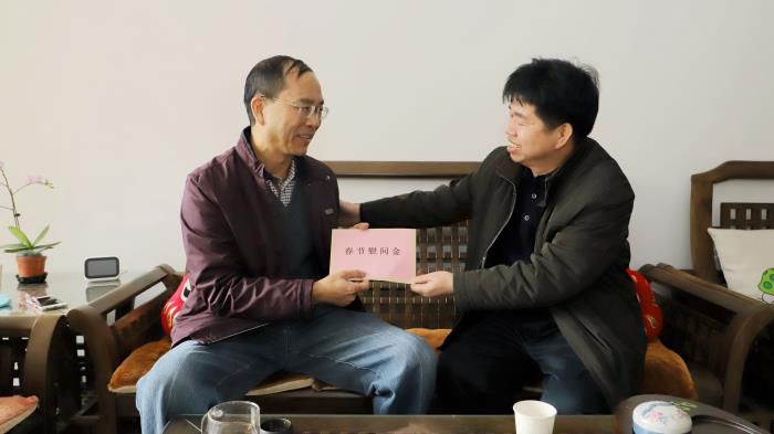 8.1向老同志表示关切慰问700.jpg