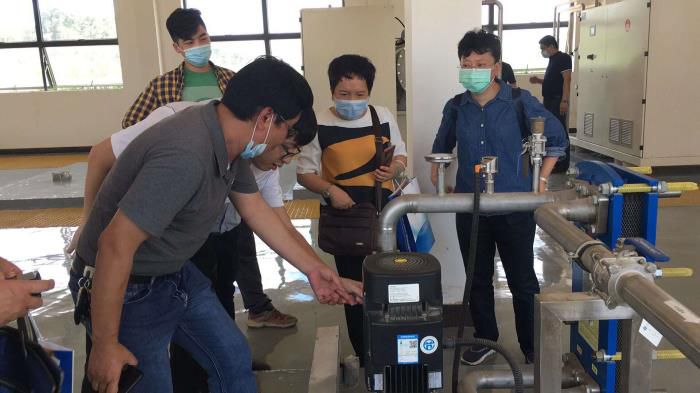 1.1专家组组长陈学英现场指导工作700.jpg