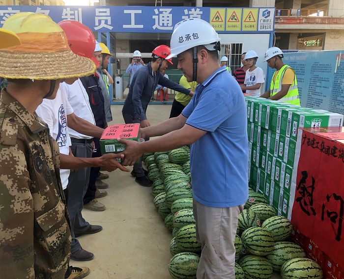 发放清凉物资。卢瑞阳 摄.JPG