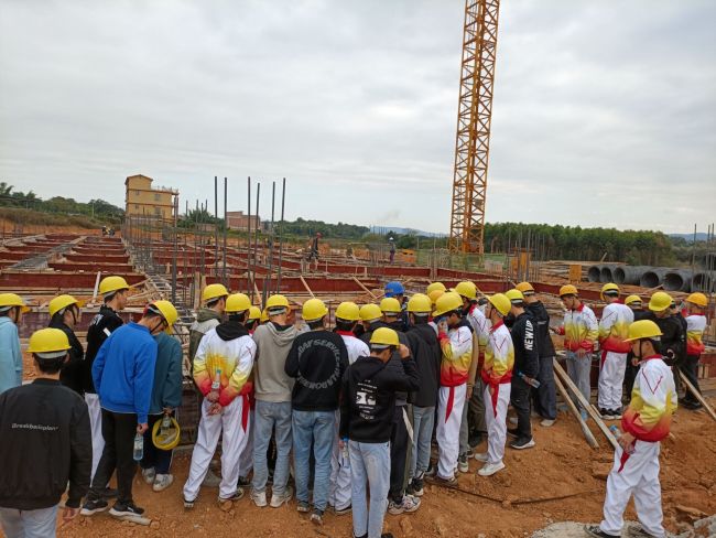 学生观摩学习现场。龙兆开 摄.jpg