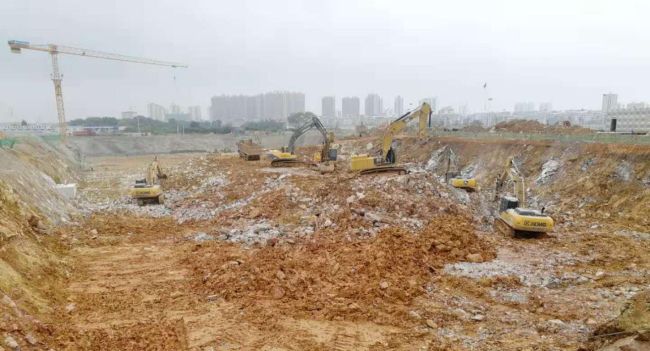 1图书馆土方开挖现场。莫光富 摄.jpg