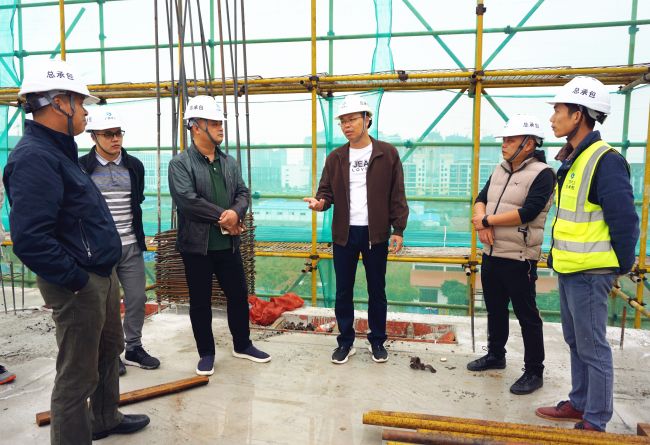 公司董事长、党委书记陈祖训深入现场调研指导。黄俊涵 摄.jpg