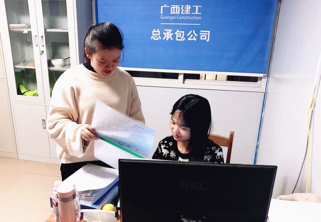 内业工作组加班加点力行“当日事当日毕”。黄俊涵 摄.jpg