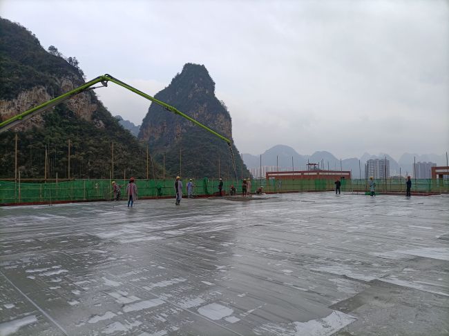 风雨操场食堂屋面层混凝土浇筑现场。陈志健 摄.jpg