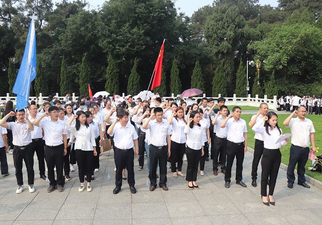 重温入党誓词。周煜川摄（修图）.jpg