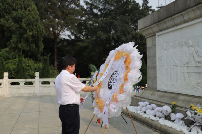 整理挽联。杨钰 摄（修图）.jpg