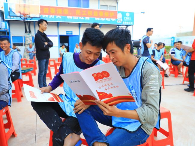 农民工仔细阅读知识问题内容（修图）.jpg