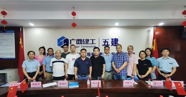 双方合影留念。五建设计研究院供图（修图）.jpg