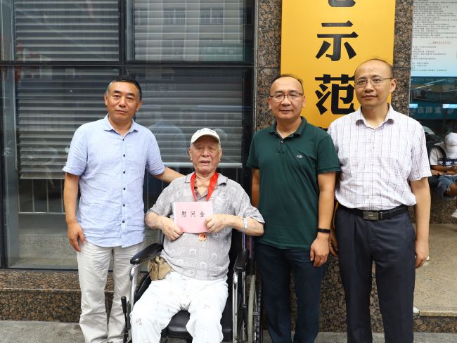 慰问合影（修图）.jpg