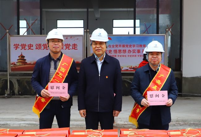 为劳模代表发放慰问金（修图）.jpg