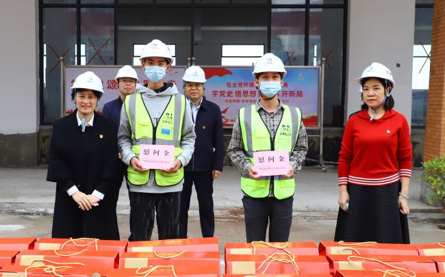 为困难职工代表发放慰问金.jpg