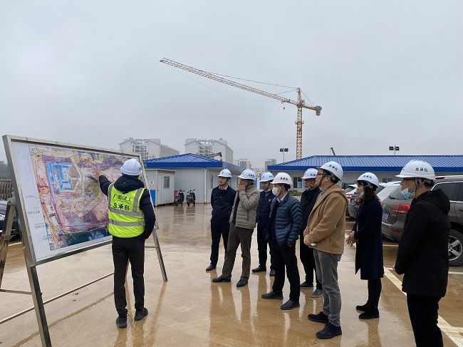 听取项目建设情况汇报（修图）.jpg