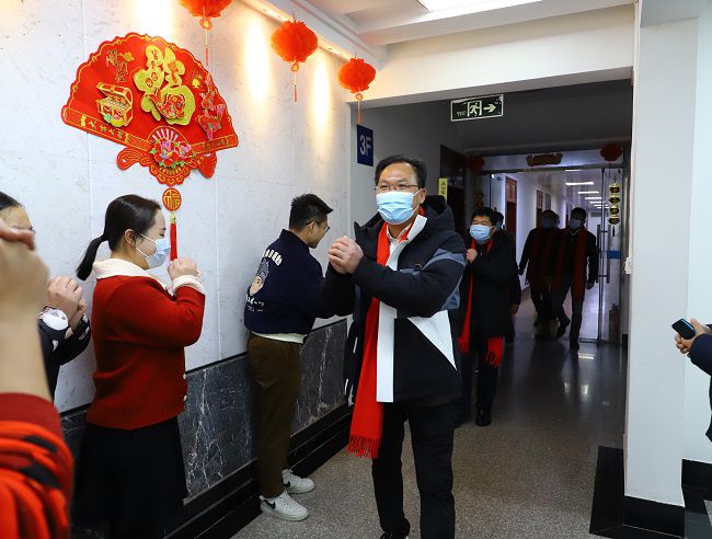公司领导给总部员工拜年.jpg