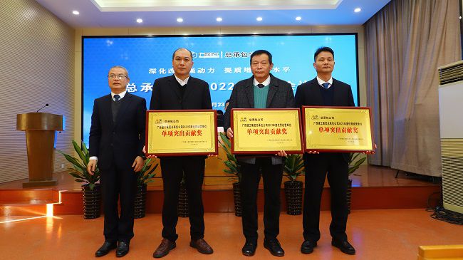 2邓少新为优秀经营单位（单项突出贡献奖）颁奖（修图）.jpg