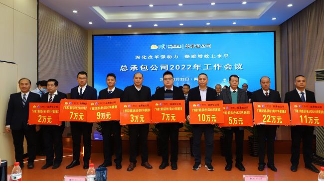 3陆烜为获得“质量科技奖”的人员颁奖（修图）.jpg