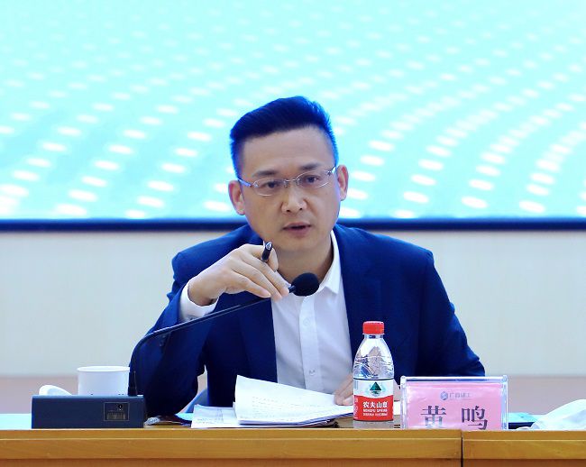 黄鸣讲话（修图）.jpg
