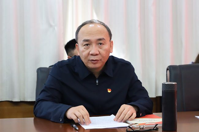 陆烜讲党课（修图）.jpg