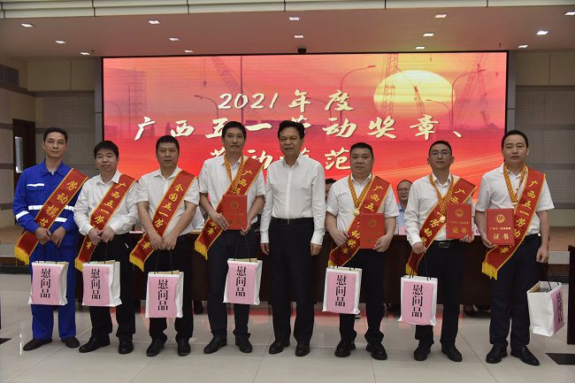 岑廷义上台领奖（修图）.jpg