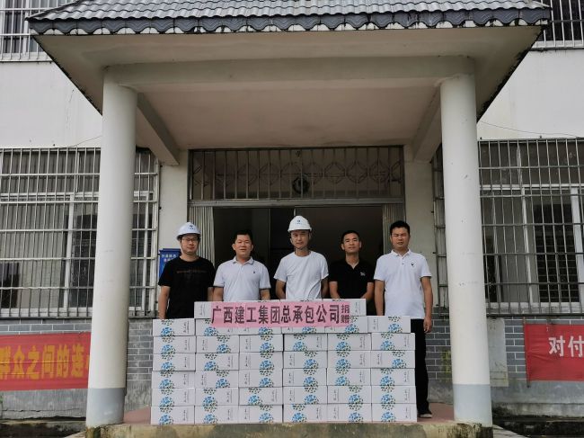 捐赠抗灾物资。谭山泉 摄（修图）.jpg