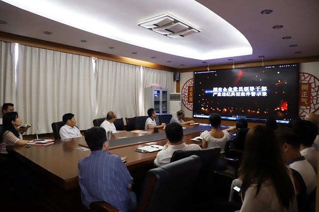 观看警示教育片（修图）.jpg