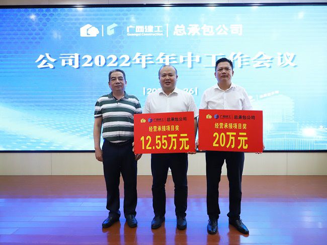 陈家坚为获奖单位颁奖（修图）.jpg