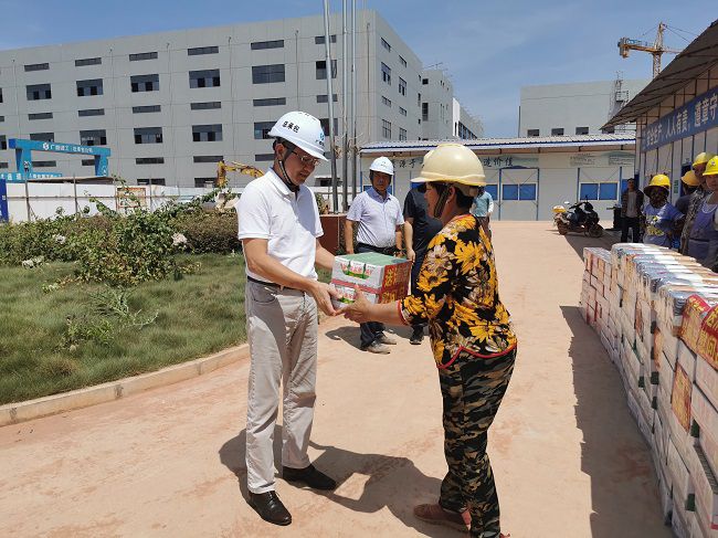 发放慰问品。王瑾贞 摄（修图）.jpg