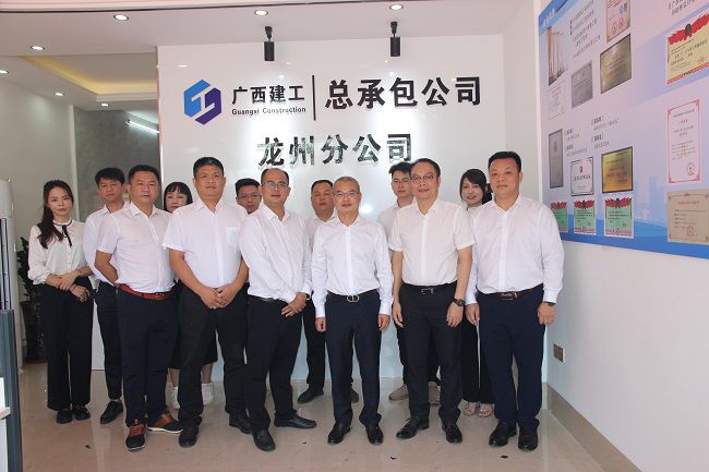 公司领导与龙州分公司人员等合影（修图）.jpg