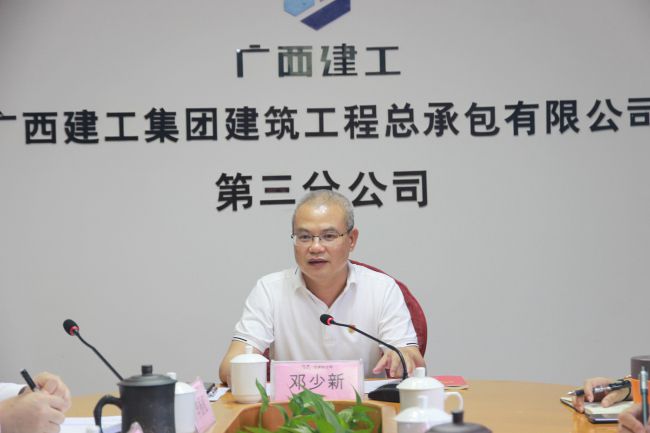 邓少新宣讲党的二十大精神。梁红玉 摄（修图）.jpg