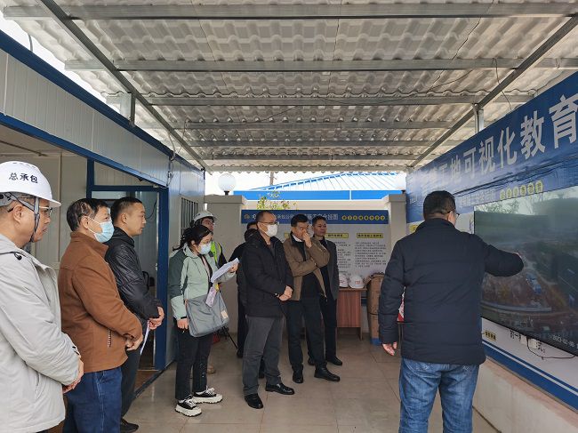 听取项目情况汇报。彭强 摄（修图）.jpg