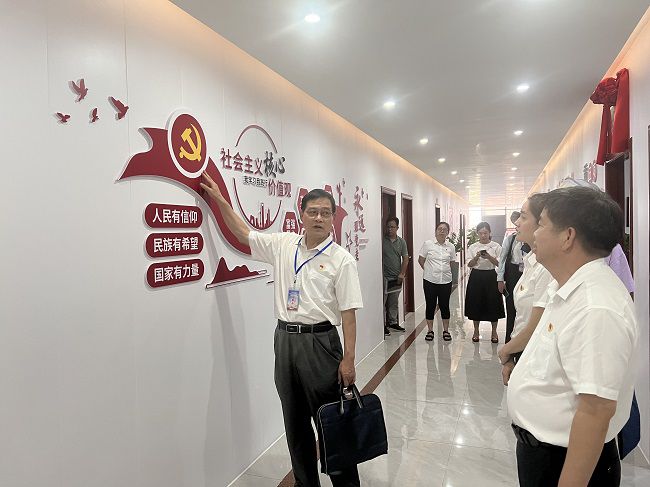 参观党建文化长廊。卢丽君 摄（修图）.jpg
