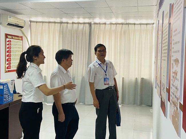 参观党员活动室。卢丽君 摄（修图）.jpg