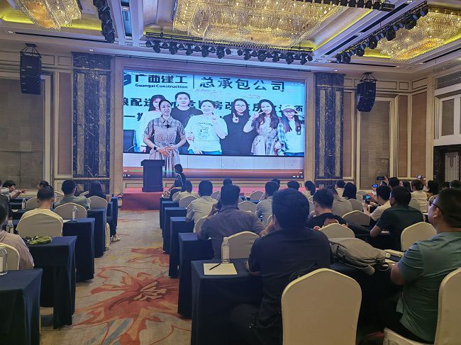 播放演讲视频（修图）.jpg