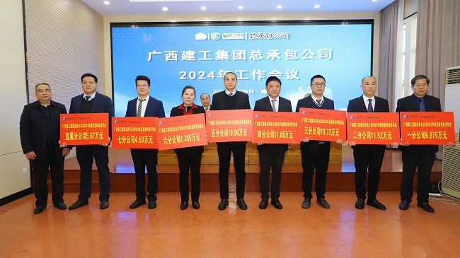 陈家坚颁发质量科技奖（修图）.jpg