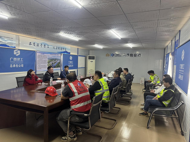 总结会现场 修图.png