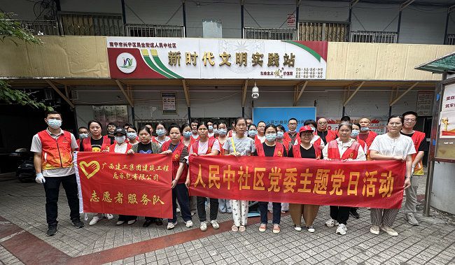 总承包公司志愿者与社区工作人员合影。王莹摄（修图）.jpg