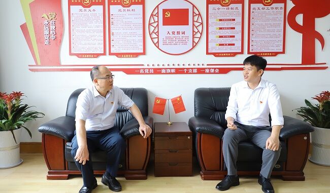 慰问党员。郑诗宝 摄（修图版）.jpg